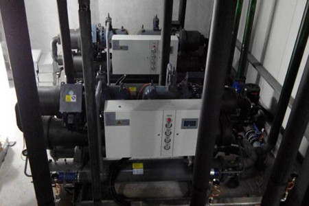 為什么水冷螺桿式冷水機組中會有污垢沉積？