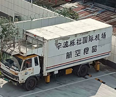 公司售服對機(jī)場中央廚房系統(tǒng)冷卻用冷水機(jī)進(jìn)行回訪，發(fā)現(xiàn)風(fēng)險，解決問題